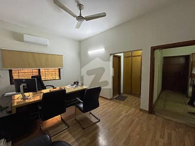 جوہر ٹاؤن لاہور میں 5 کمروں کا 1 کنال مکان 4.0 لاکھ میں کرایہ پر دستیاب ہے۔