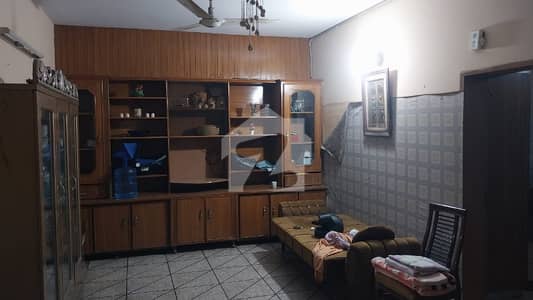 پی جی ای سی ایچ ایس فیز 1 پنجاب گورنمنٹ ایمپلائیز سوسائٹی,لاہور میں 4 کمروں کا 10 مرلہ مکان 3.95 کروڑ میں برائے فروخت۔