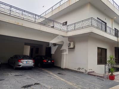 گارڈن ٹاؤن لاہور میں 5 کمروں کا 2 کنال مکان 6.5 لاکھ میں کرایہ پر دستیاب ہے۔