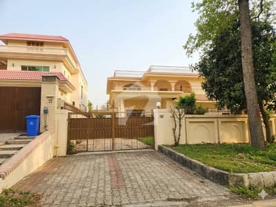 ایف ۔ 10 اسلام آباد میں 2 کنال مکان 32.5 کروڑ میں برائے فروخت۔