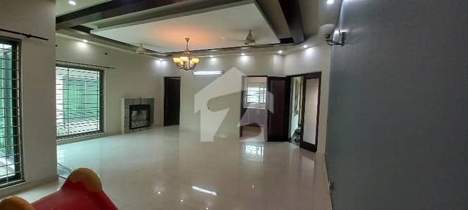 DHA Ph3 1Kanal Upper Portion Separate Gate For Rent 3Bed Room Attached Bath TV Lounge Kitchen Drawing Room Dining Room Store Servent Quarter Servent Quarter Bath