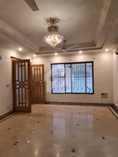 جی ۔ 10 اسلام آباد میں 5 کمروں کا 1 کنال مکان 3.5 لاکھ میں کرایہ پر دستیاب ہے۔