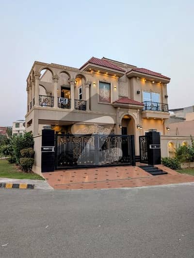 طارق گارڈنز لاہور میں 5 کمروں کا 11 مرلہ مکان 5.5 کروڑ میں برائے فروخت۔