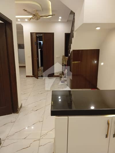 l d A Avenue 1 block j 10 Marla house for Rent 6 bedroom daring Room daibal kitchen daibal unt 160000