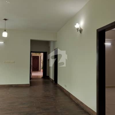 10 MARLA 3 BEDROOM APARTMENT AVAILABLE FOR RENT