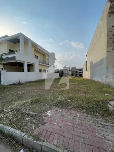 10 Marla plot available for sale in bahria enclave Islamabad.