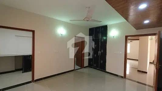 عسکری 5 - سیکٹر ایف عسکری 5,ملیر کنٹونمنٹ,کینٹ,کراچی میں 3 کمروں کا 12 مرلہ فلیٹ 1.2 لاکھ میں کرایہ پر دستیاب ہے۔