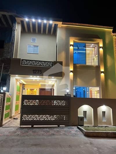 5 MARLA BRAND NEW LUXURY DESIGNER BEAUTIFUL MODERN STYLISH FULL HOUSE AVAILABLE FOR SALE VERY GOOD PRIME LOCATION DOUBLE STORE SINGLE UNIT HOUSE