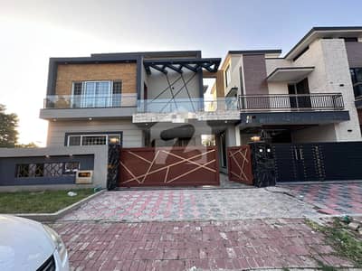 بحریہ ٹاؤن فیز 8 بحریہ ٹاؤن راولپنڈی,راولپنڈی میں 5 کمروں کا 10 مرلہ مکان 3.8 کروڑ میں برائے فروخت۔