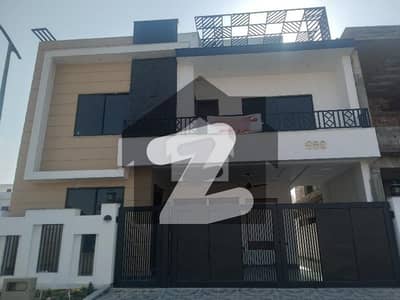 ٹاپ سٹی 1 - بلاک ڈی ٹاپ سٹی 1,اسلام آباد میں 5 کمروں کا 10 مرلہ مکان 5.5 کروڑ میں برائے فروخت۔