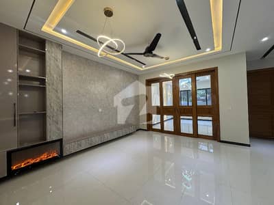 ٹاپ سٹی 1 اسلام آباد میں 5 کمروں کا 10 مرلہ مکان 5.5 کروڑ میں برائے فروخت۔