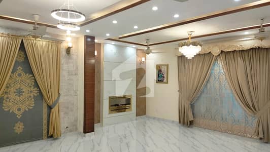 بحریہ ٹاؤن سیکٹر ای بحریہ ٹاؤن,لاہور میں 5 کمروں کا 10 مرلہ مکان 3.3 کروڑ میں برائے فروخت۔