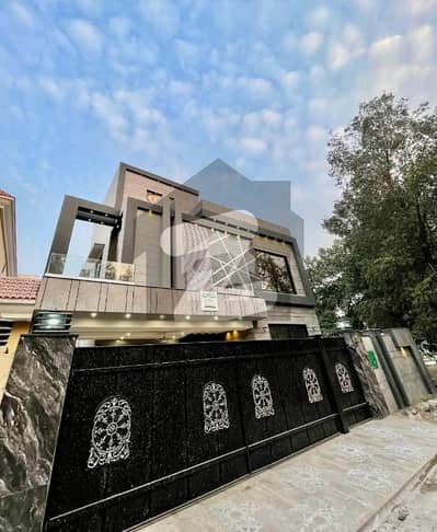 بحریہ ٹاؤن سیکٹر سی بحریہ ٹاؤن,لاہور میں 5 کمروں کا 10 مرلہ مکان 2.85 کروڑ میں برائے فروخت۔