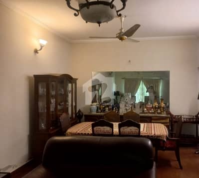 12 Marla 5 Bedrooms Investor price House For Sale.