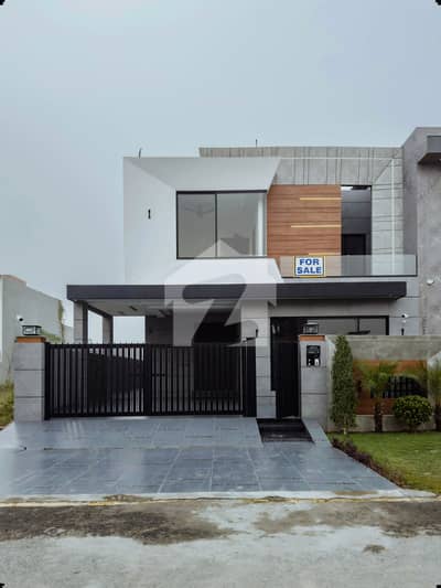 10 MARLA ELEGANT SUPER HOT LOCATED OWNER BUILD BUNGALOW WITH SERVANT QUARTER IS AVAILABLE IN THE BEST BLOCK OF DHA LAHORE.
