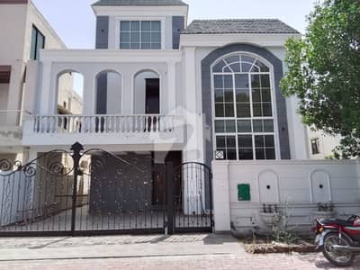 بحریہ آرچرڈ لاہور میں 5 کمروں کا 10 مرلہ مکان 1.2 لاکھ میں کرایہ پر دستیاب ہے۔