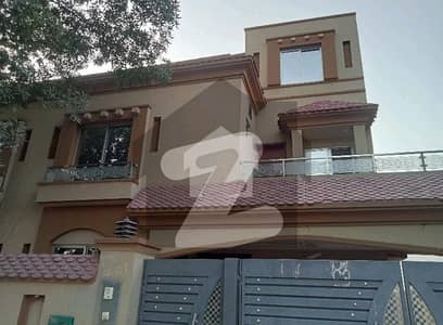 10 Marla Renovated House available for Sale in Bahria Town Lahore 10 Marla Renovated House available for Sale in Bahria Town Lahore