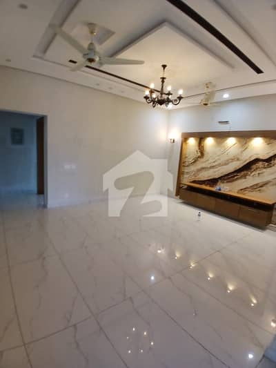ٹاپ سٹی 1 اسلام آباد میں 5 کمروں کا 10 مرلہ مکان 1.6 لاکھ میں کرایہ پر دستیاب ہے۔