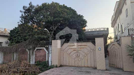 غازی آفیسرز کالونی سیالکوٹ میں 3 کمروں کا 1 کنال مکان 12.75 کروڑ میں برائے فروخت۔ غازی آفیسرز کالونی سیالکوٹ میں 3 کمروں کا 1 کنال مکان 12.75 کروڑ میں برائے فروخت۔