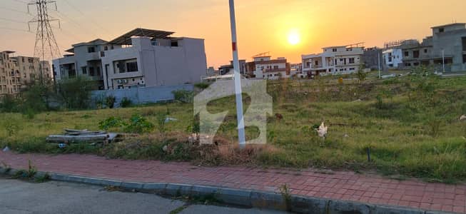 بحریہ ٹاؤن فیز 8 ۔ بلاک سی بحریہ ٹاؤن فیز 8,بحریہ ٹاؤن راولپنڈی,راولپنڈی میں 10 مرلہ رہائشی پلاٹ 1.25 کروڑ میں برائے فروخت۔