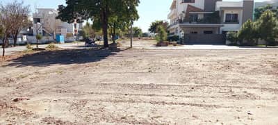 F 32 Street 17 One Kanal South Face Wide Steet 70 Feet Plot For Sale