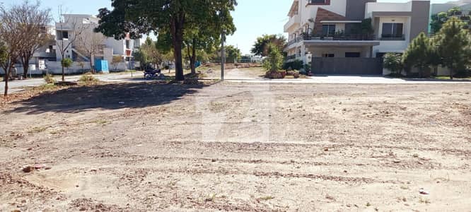F 32 Street 17 One Kanal South Face Wide Steet 70 Feet