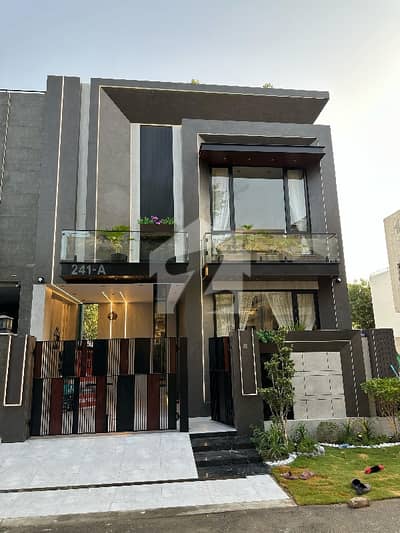 ڈی ایچ اے 9 ٹاؤن ڈیفنس (ڈی ایچ اے),لاہور میں 3 کمروں کا 5 مرلہ مکان 2.95 کروڑ میں برائے فروخت۔
