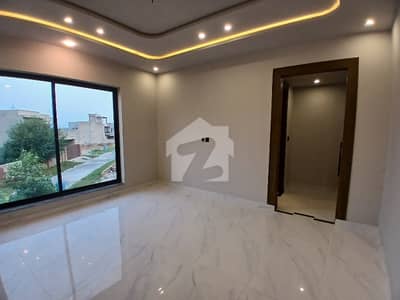 ایڈن ویلی فیصل آباد میں 5 کمروں کا 10 مرلہ مکان 5.5 کروڑ میں برائے فروخت۔