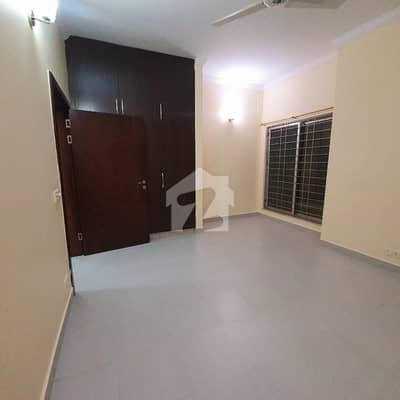 Super Iqbal Villa Corner 3 Bed DD 300 yds Garden Near Enterance
