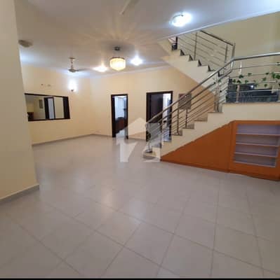 Super Iqbal Villa Corner 3 Bed DD 300 yds Garden Near Enterance