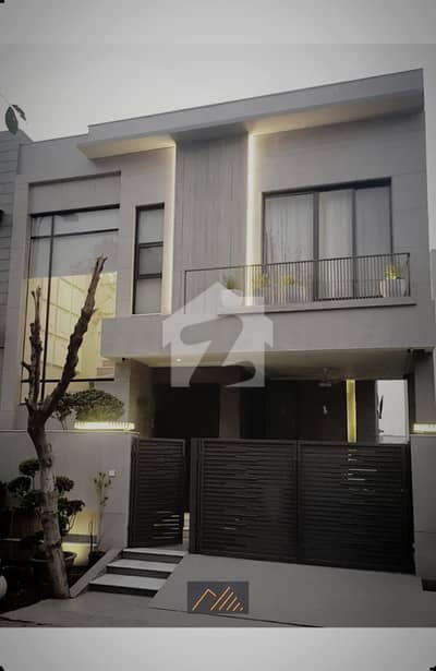 5 MARLA ELEGANT AND FULLY MAINTAINED SUPER HOT LOCATED BUNGALOW IS AVAILABLE IN THE BEST BLOCK OF DHA 9 TOWN LAHORE.
