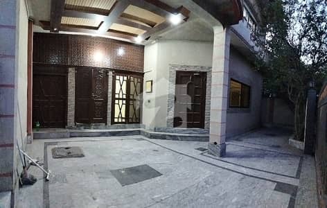 10 Marla Beautiful House For Rent