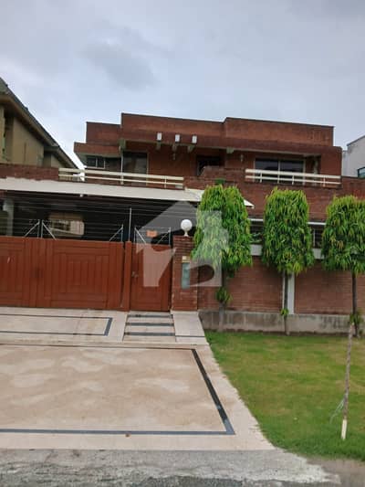 ONE KANAL HOUSE FURNISHED FOR SALE OPPOSITE COMMERCIAL MARKET IN DHA PHASE 5 D BLOCK