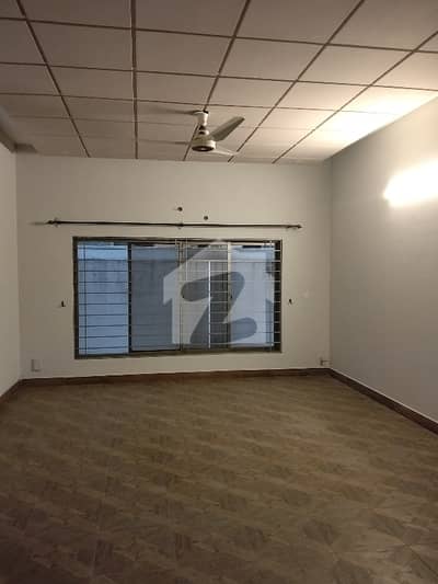 ای ۔ 11 اسلام آباد میں 6 کمروں کا 1 کنال مکان 4.35 لاکھ میں کرایہ پر دستیاب ہے۔