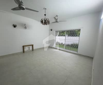 ڈی ایچ اے فیز 1 ڈیفنس (ڈی ایچ اے),لاہور میں 5 کمروں کا 1 کنال مکان 2.5 لاکھ میں کرایہ پر دستیاب ہے۔ ڈی ایچ اے فیز 1 ڈیفنس (ڈی ایچ اے),لاہور میں 5 کمروں کا 1 کنال مکان 2.5 لاکھ میں کرایہ پر دستیاب ہے۔