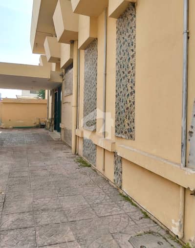 Investor Alert F7/2 500 Syd Old House Best Location 4 Bedroom Drawing/Dining TV Lounge kitchen with sqtr Near to Markaz and Margalla Road Investor Alert F7/2 500 Syd Old House Best Location 4 Bedroom Drawing/Dining TV Lounge kitchen with sqtr Near to Markaz and Margalla Road