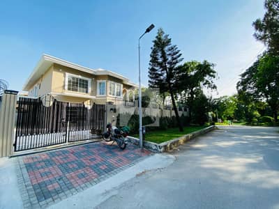 ایف ۔ 8 اسلام آباد میں 6 کمروں کا 1 کنال مکان 11.0 لاکھ میں کرایہ پر دستیاب ہے۔