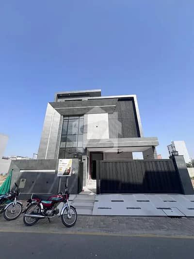 Exquisite 10 Marla Designer House With Basement For Rent Prime Location!