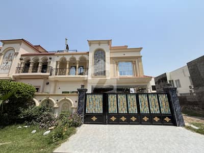 بش ایگزیکٹو ولاز ملتان میں 5 کمروں کا 9 مرلہ مکان 1.25 لاکھ میں کرایہ پر دستیاب ہے۔