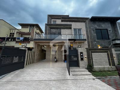 10 Marla Brand New Designer's House For Sale On 80 Feet Road In Central Park Lahore