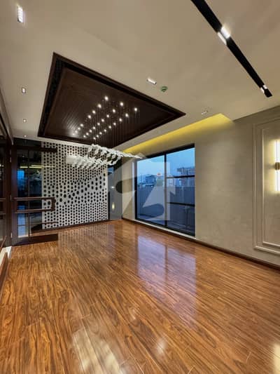 10 MARLA BEAUTIFUL HOUSE FOR SALE IN HOT LOCATION 10 MARLA BEAUTIFUL HOUSE FOR SALE IN HOT LOCATION