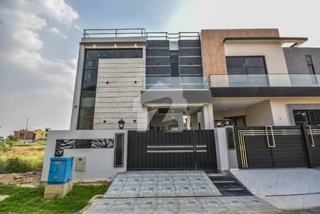 5 MARLA BRAND NEW STYLISH MODERN DESIGNER HOUSE FOR SALE NEAR TO PARK
