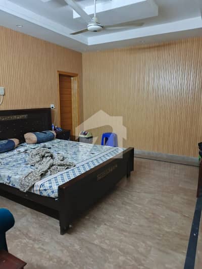 MODEL TOWN ROOM AVAILABLE FOR BECHLOES & Girls & Husband wife