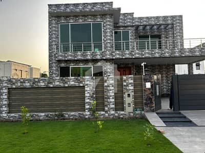 ڈی ایچ اے فیز 7 - بلاک یو فیز 7,ڈیفنس (ڈی ایچ اے),لاہور میں 6 کمروں کا 1 کنال مکان 2.8 لاکھ میں کرایہ پر دستیاب ہے۔