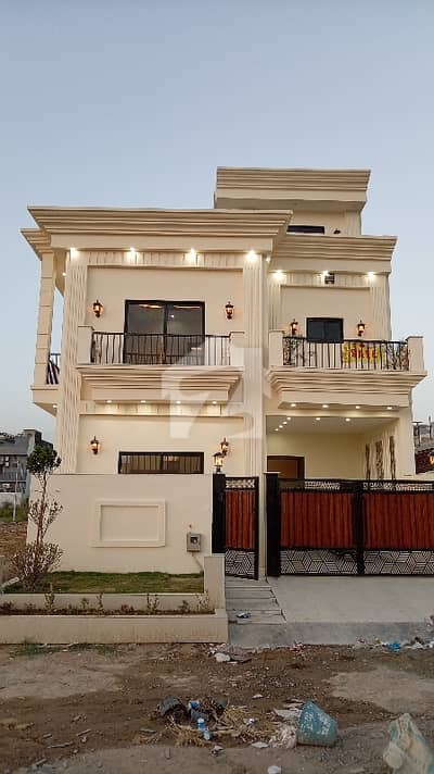 ایم پی سی ایچ ایس ۔ ملٹی گارڈنز بی ۔ 17,اسلام آباد میں 4 کمروں کا 5 مرلہ مکان 2.65 کروڑ میں برائے فروخت۔