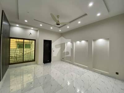 10 Marla Beautiful House For Rent