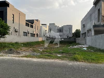 10 MARLA PLOT ON 70 FT ROAD PRIME LOCATION