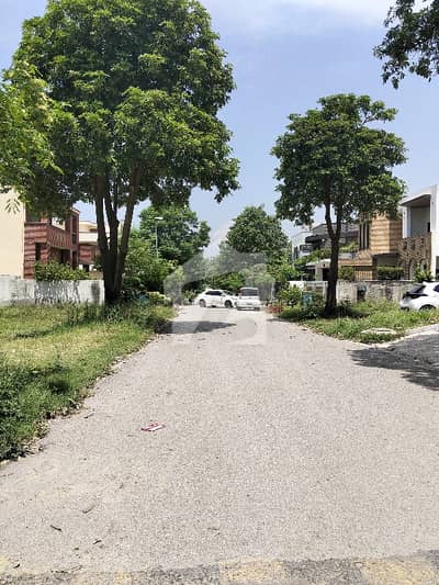 NICE LOCATION ONE KANAL CORNER SOLID LAND LEVEL PLOT AVAIL FOR SALE