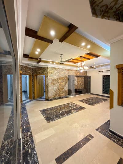 1 Kanal used house almost Facing Park