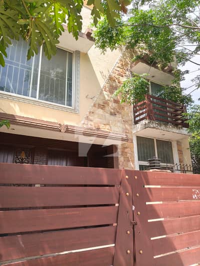Corner House 25x40 Street 105 Double Story 1 knala Extra land Sun face for sale